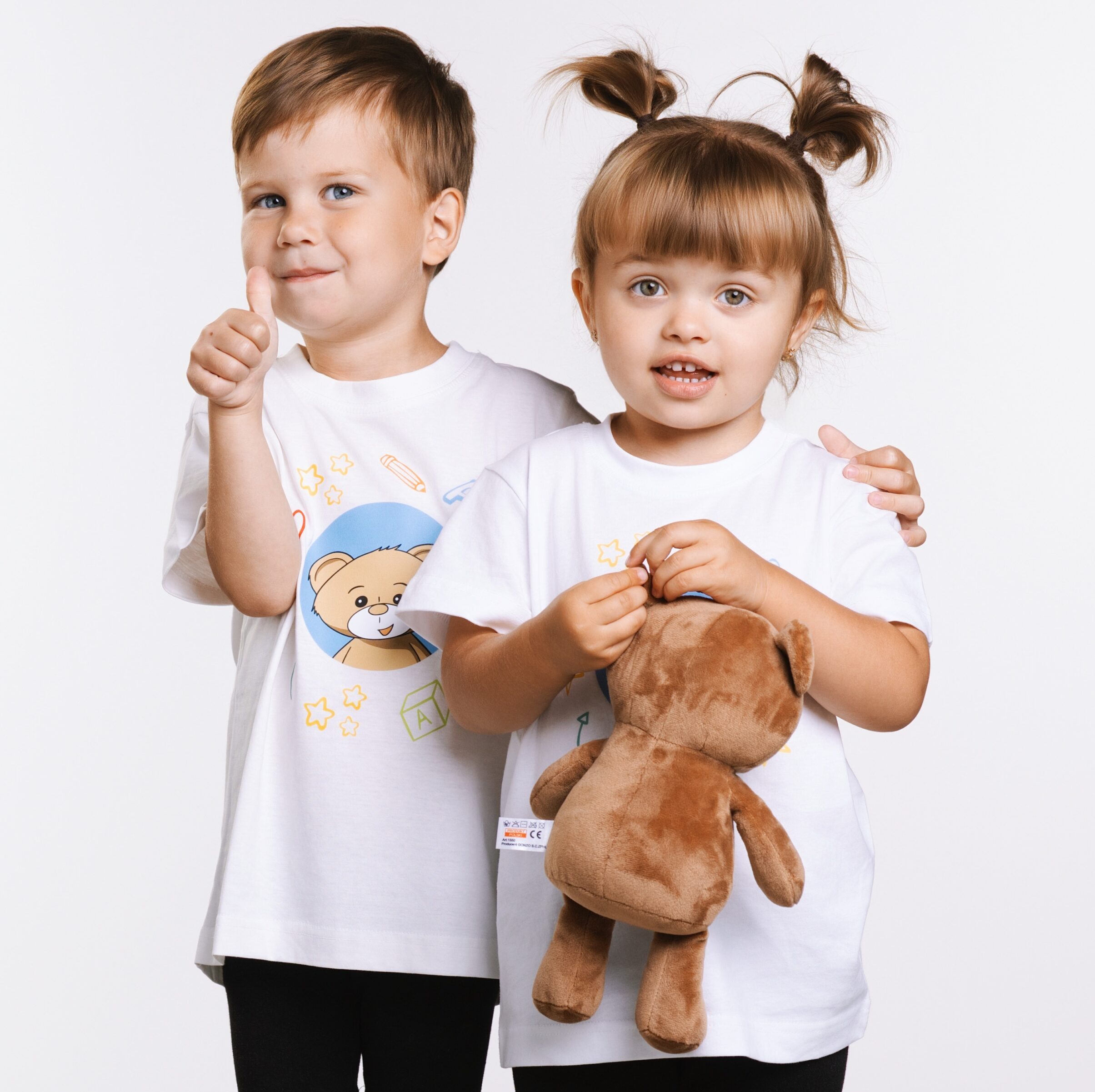 dzieci z misiem Teddy Eddie