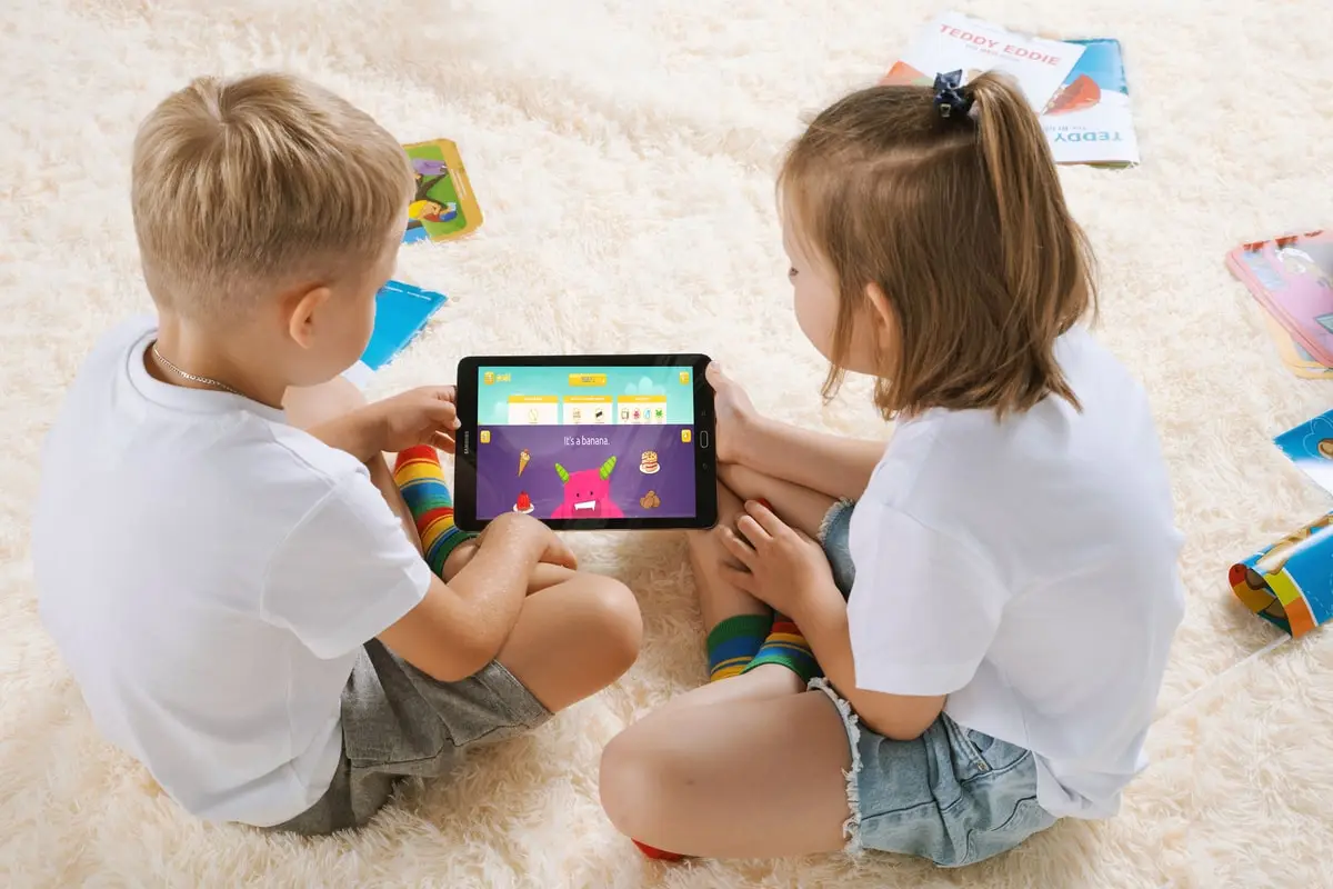 dzieci uczące się nazw miesięcy po angielsku