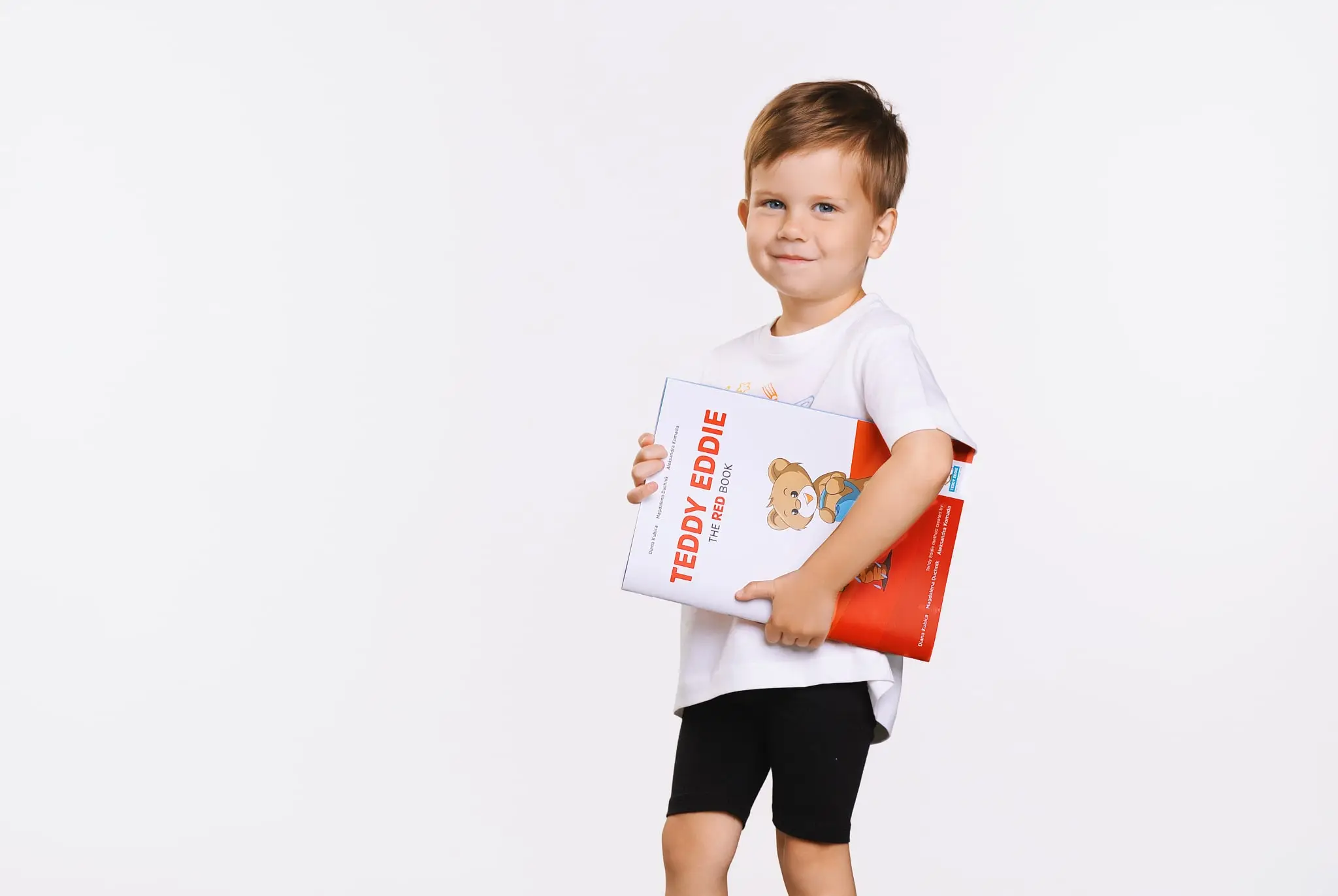 chłopiec z książeczką uczący se dni tygodnia po angielsku