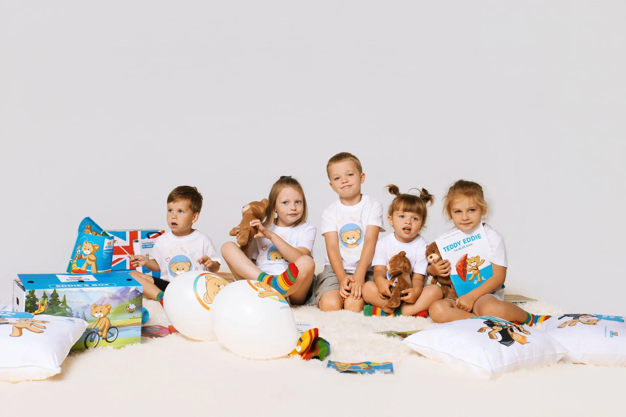 dzieci uczące się w grupie godzin po angielsku