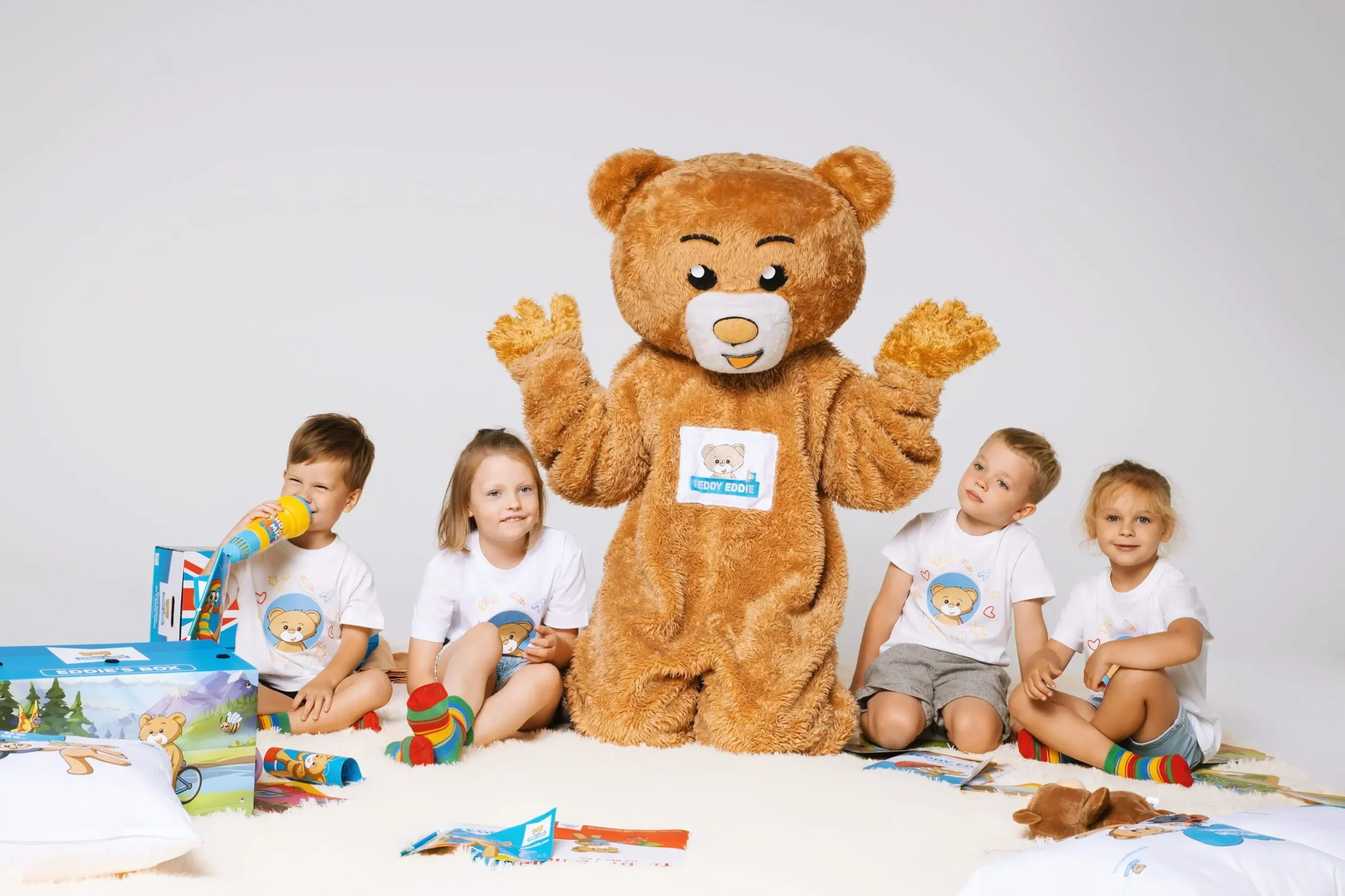 dzieci uczące się nazw zwierząt po angielsku